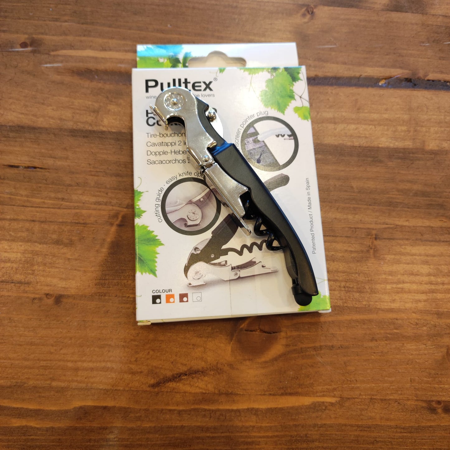 Sommelier che apre una bottiglia di vino con cavatappi Pulltex a doppia leva