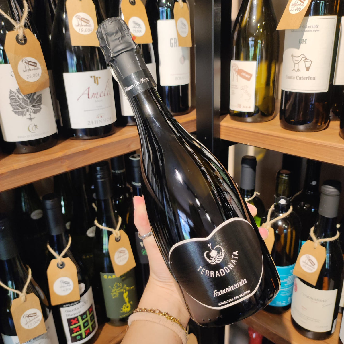 Bottiglia di Blanc de Noir Franciacorta DOCG di Terradonata.