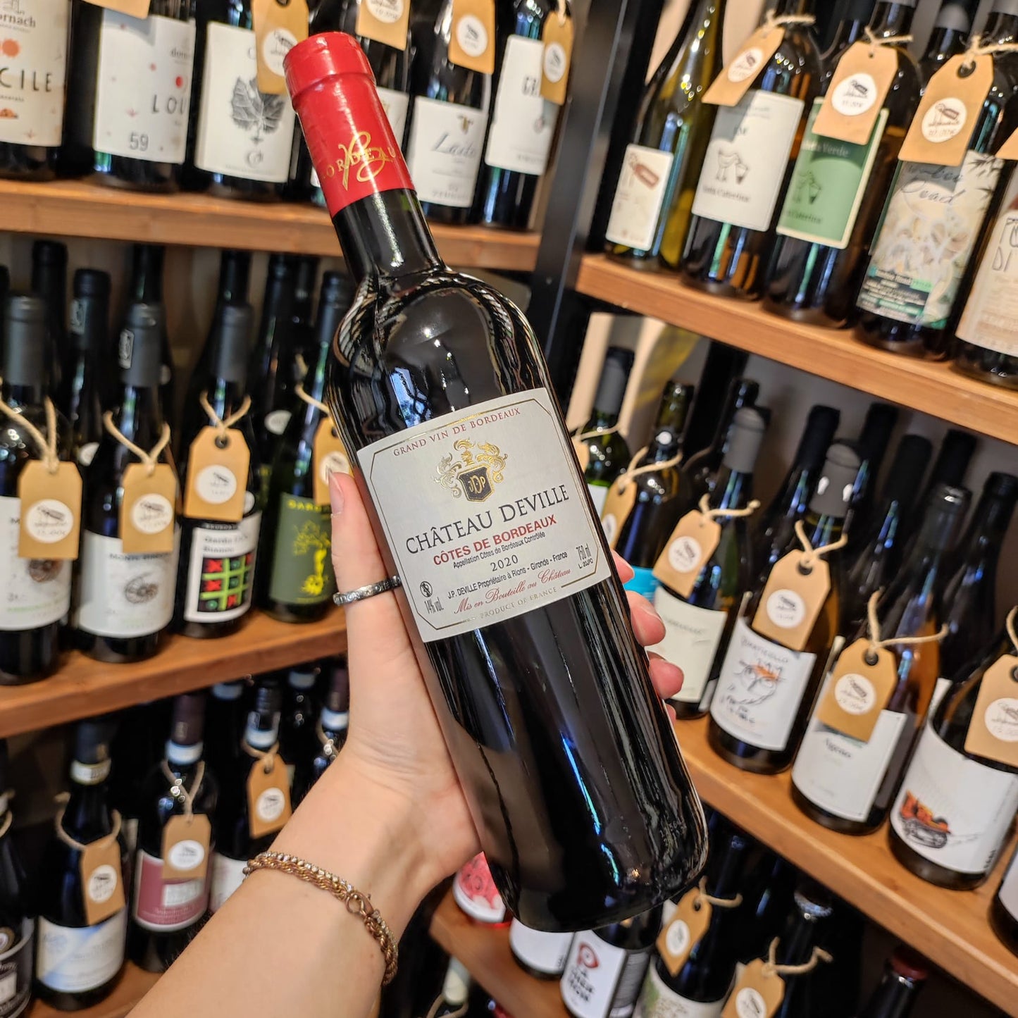 Bottiglia Château Deville Côtes de Bordeaux 2020, vino rosso di Bordeaux