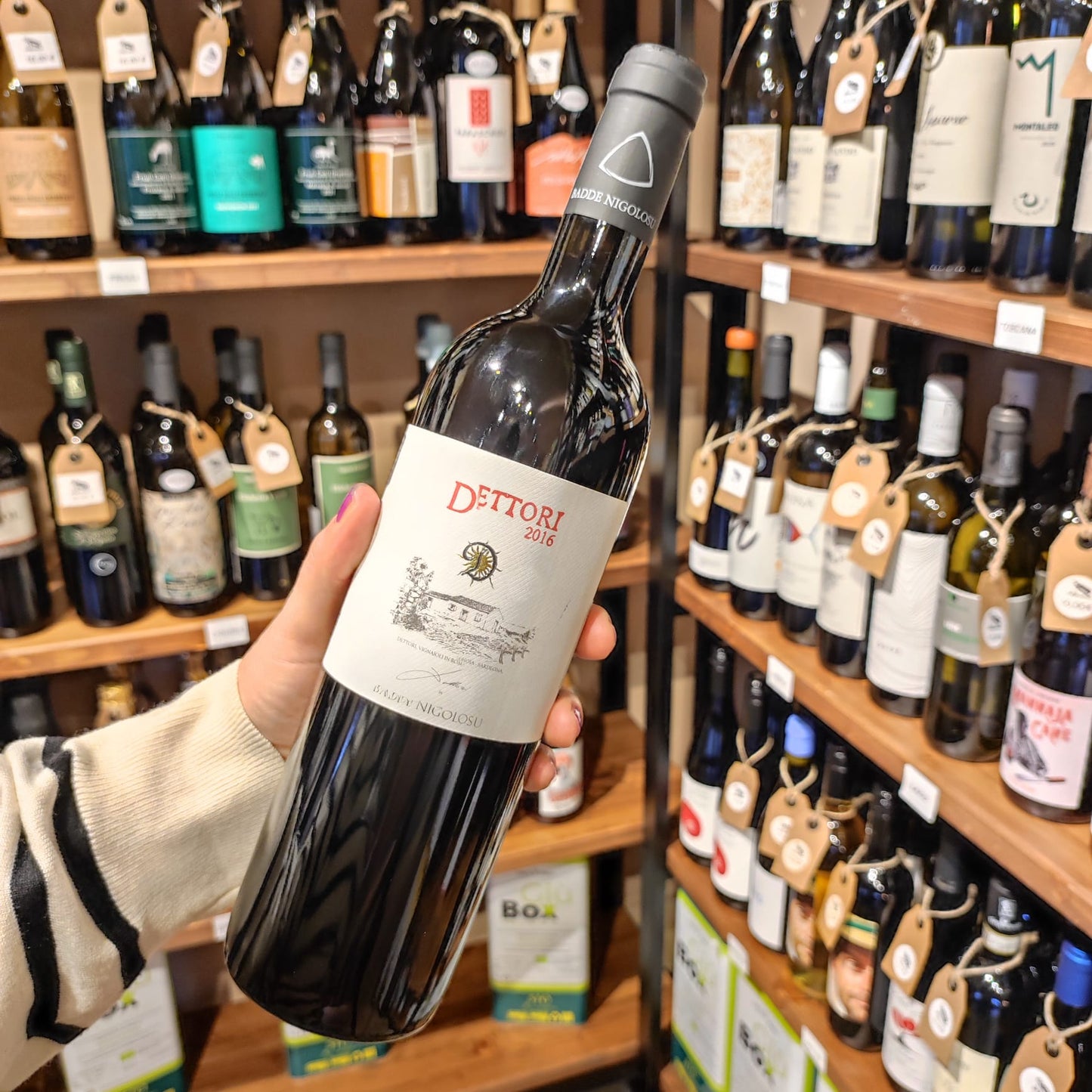 Bottiglia di Dettori Rosso 2016 – vino naturale sardo da uve Cannonau, in esposizione sugli scaffali