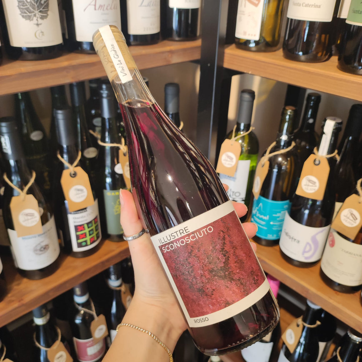 Bottiglia di Illustre Sconosciuto, vino rosso.
