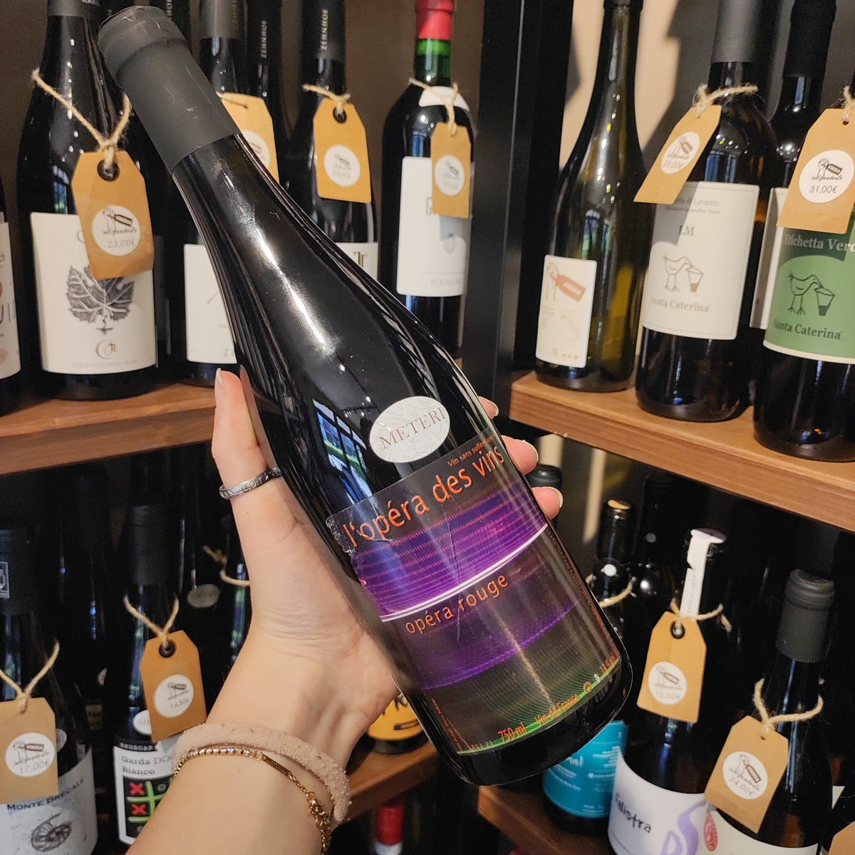 Bottiglia di Opéra Rouge, vino rosso della Loira da Cabernet Franc di L'Opéra des Vins.