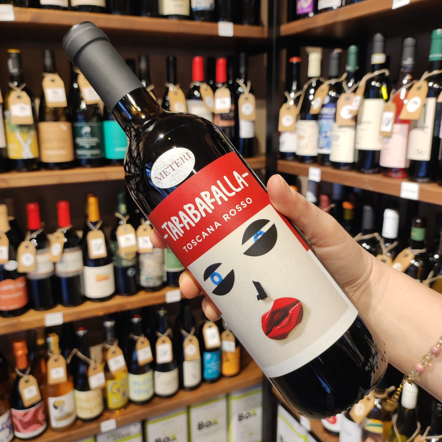 Rosso Tarabaralla 2021 servito su tavola rustica con piatti toscani