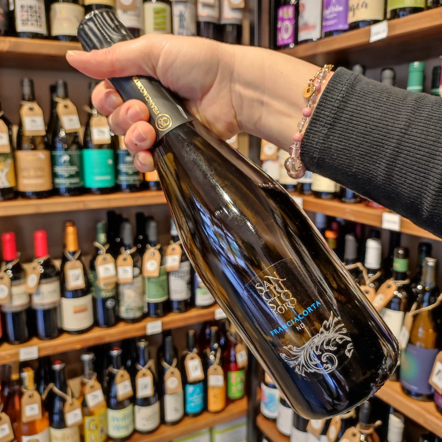 Bottiglia di San Cristoforo Franciacorta ND – spumante metodo classico non dosato, su sfondo neutro