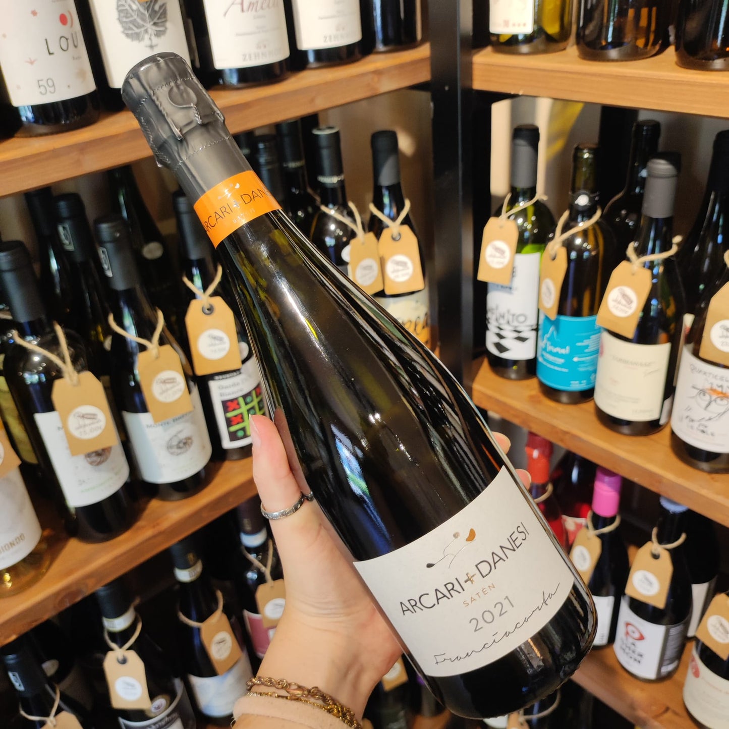 Bottiglia di Satèn 2021 Franciacorta DOCG di Arcari + Danesi.