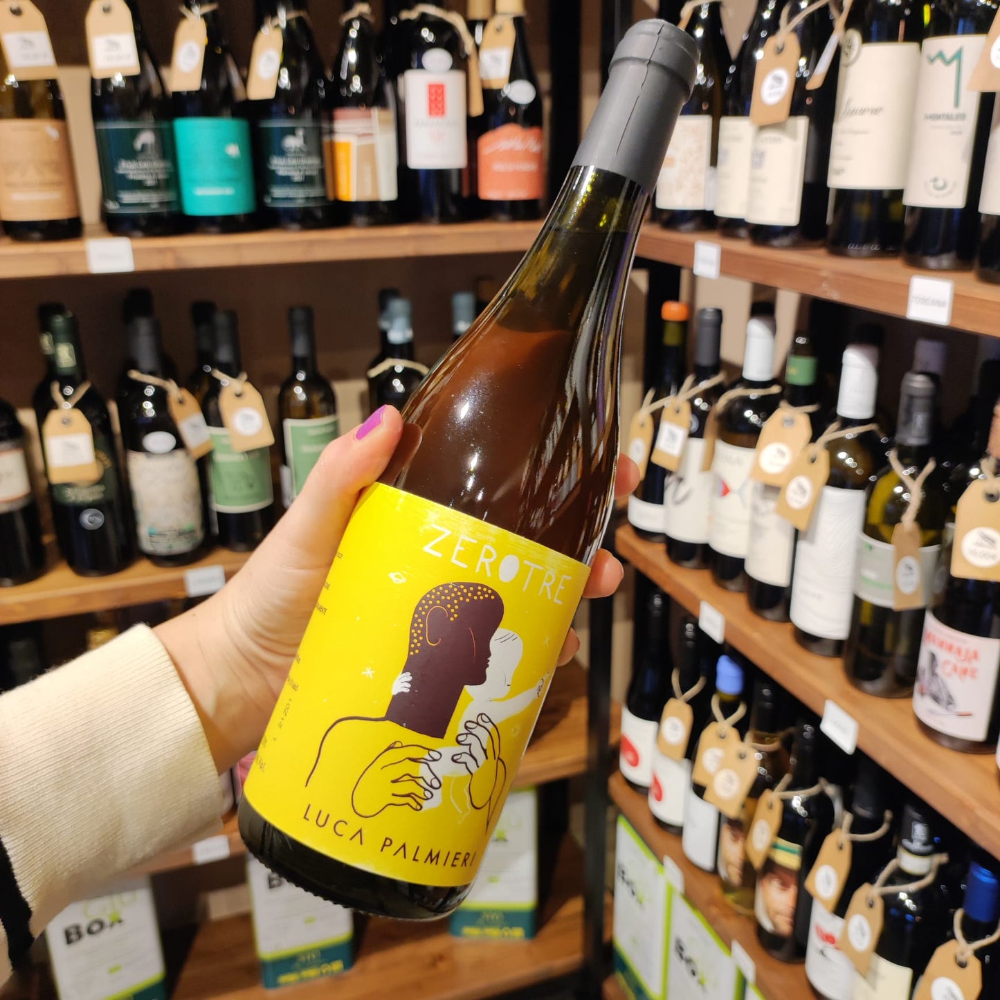 Bottiglia di Zerotre – Luca Palmieri, vino bianco macerato naturale, in esposizione sugli scaffali