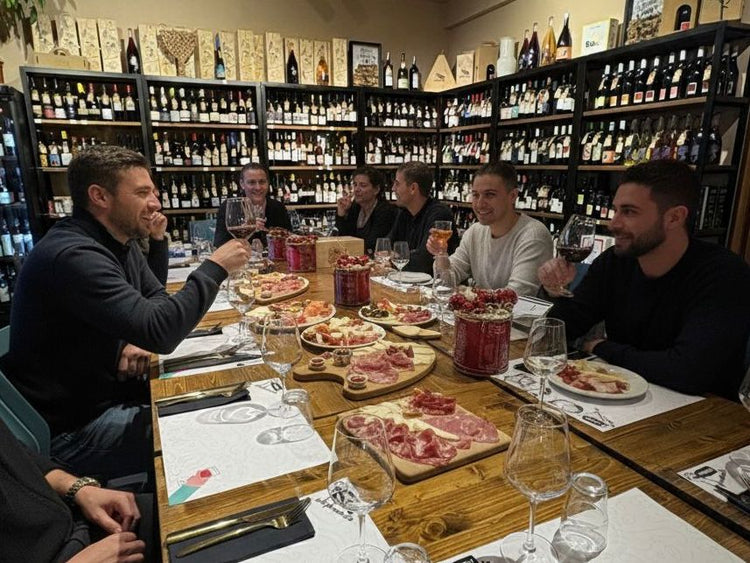 Degustazione di vini naturali con taglieri presso Vineria Indipendente a Felina