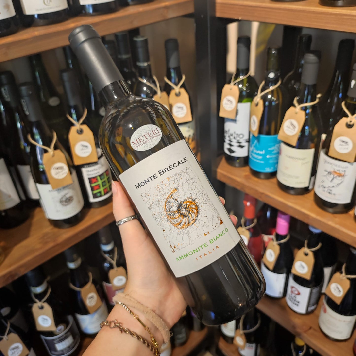 Bottiglia di Ammonite Bianco, vino bianco Veneto IGT di Monte Brècale.