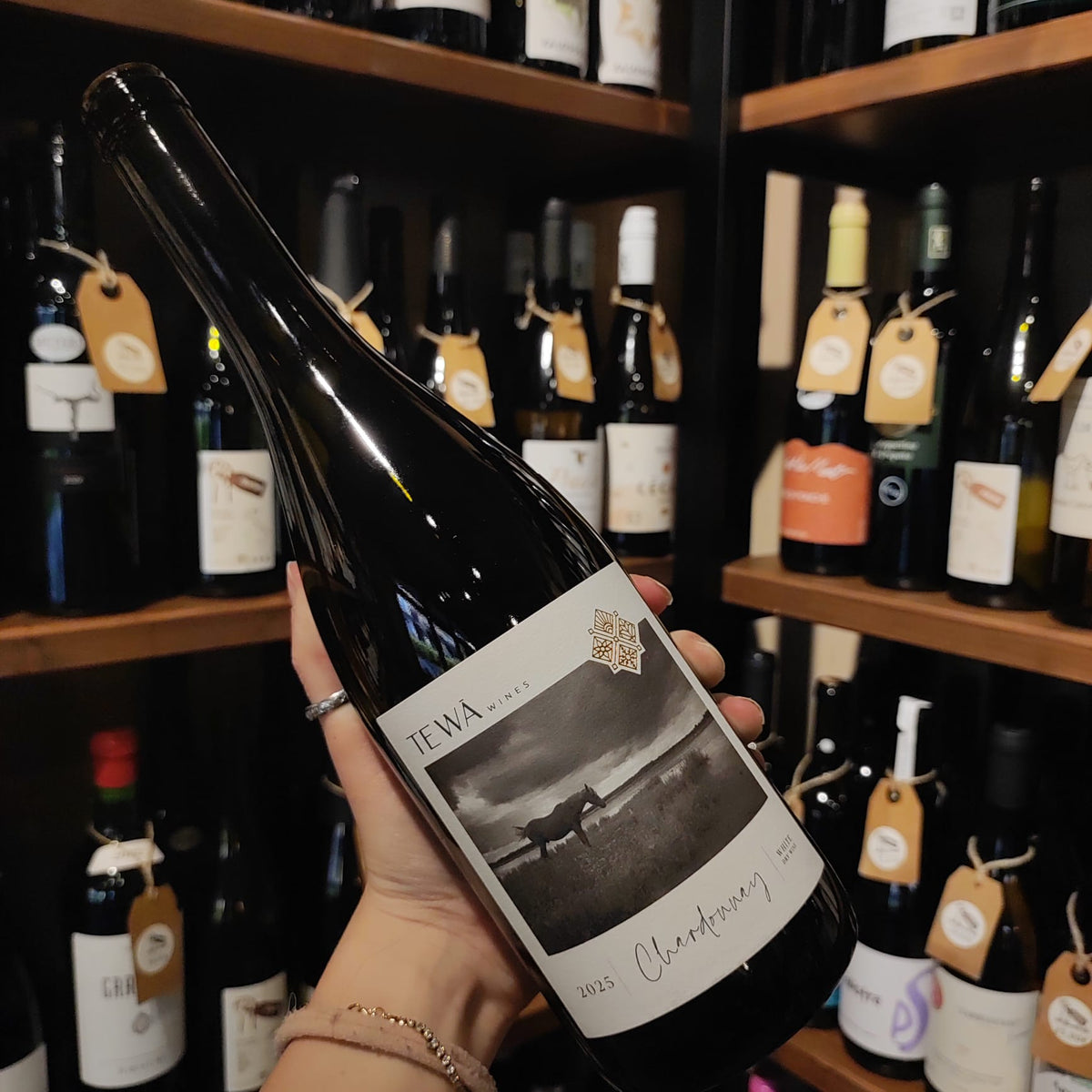 Bottiglia di Chardonnay 2025, vino bianco moldavo di Tewā Wines.