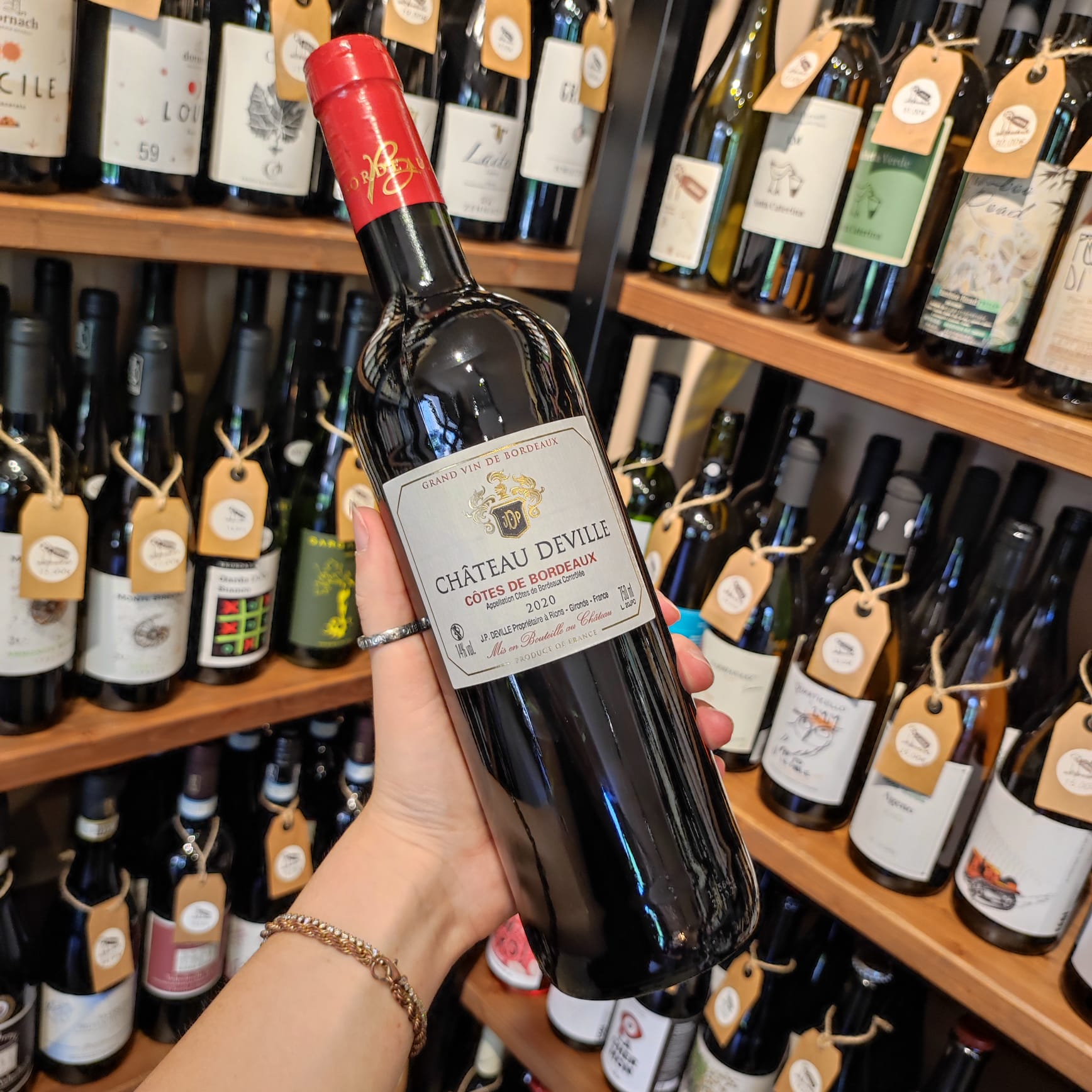 Bottiglia Château Deville Côtes de Bordeaux 2020, vino rosso di Bordeaux