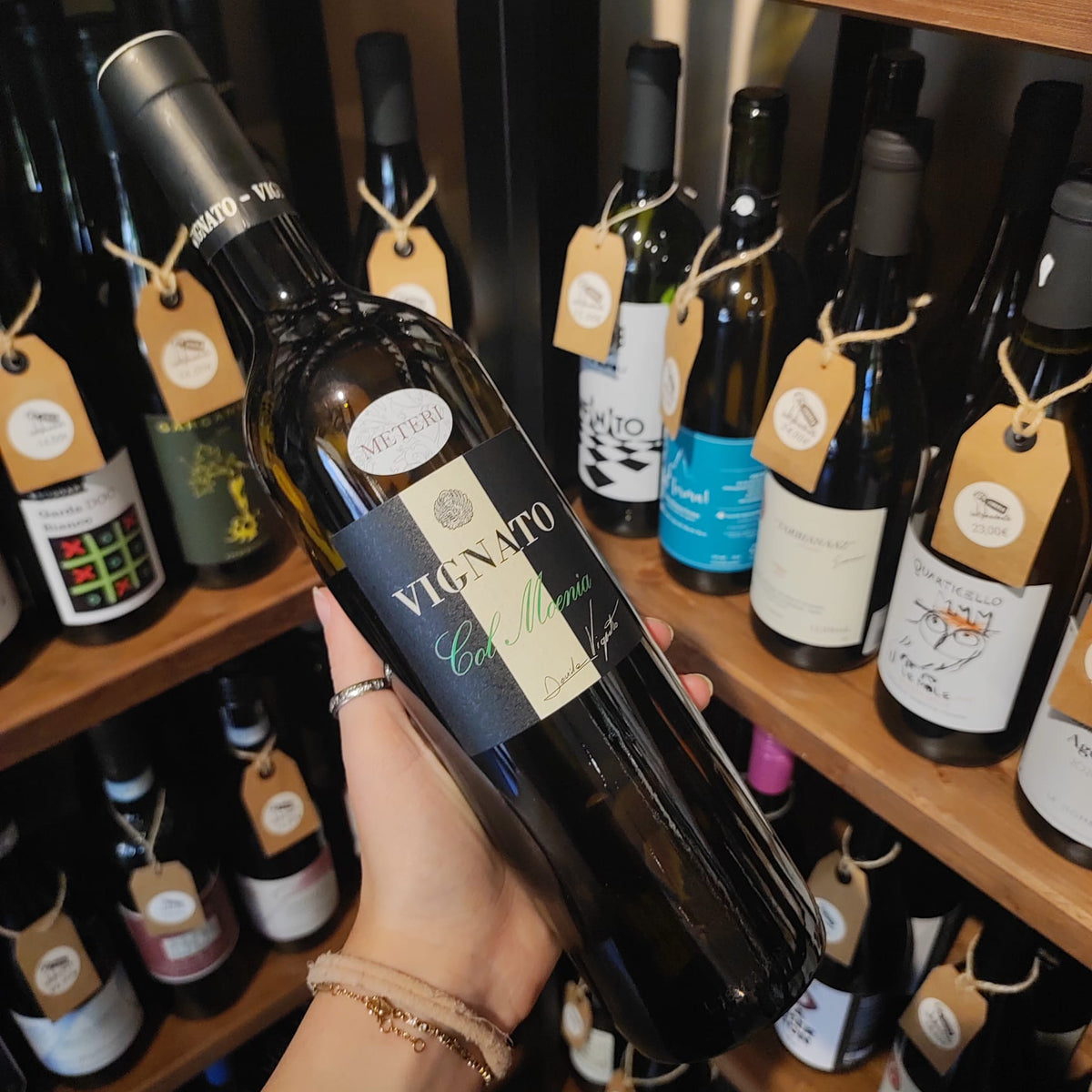 Bottiglia di Col Moenia, vino bianco da Garganega di Davide Vignato.