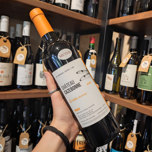 Bottiglia di Entre Amis Rouge 2022, Graves rosso di Château Cazebonne.