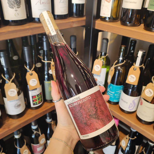 Bottiglia di Illustre Sconosciuto, vino rosso.