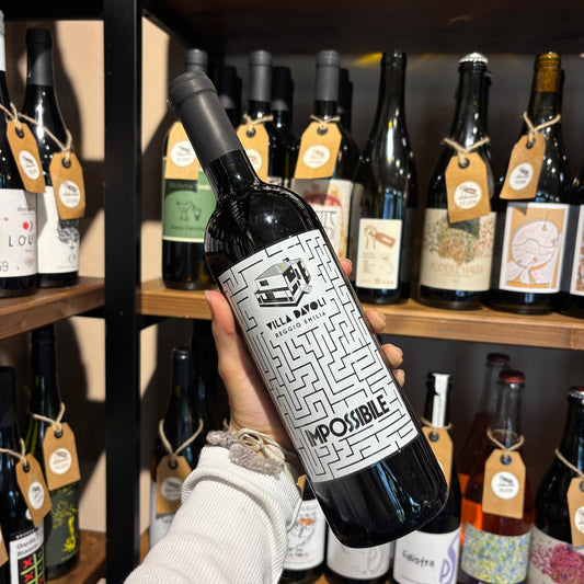 Bottiglia di Impossibile di Villa Davoli, vino rosso biologico fermo da uve Lambrusco e Ancellotta, prodotto a Reggio Emilia con metodo ripasso.