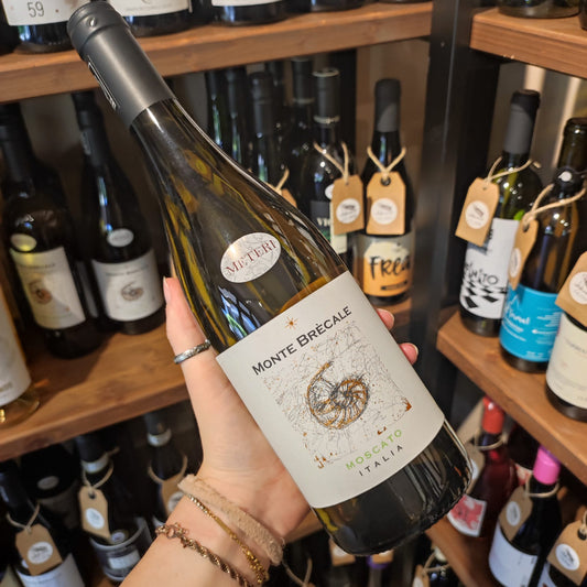 Bottiglia di Moscato, vino bianco secco di Monte Brècale.