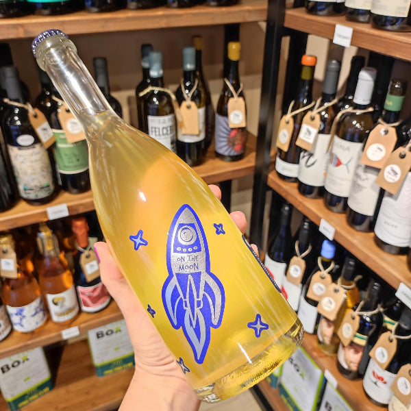 Immagine del vino 'On The Moon', vino biologico pugliese frizzante da bombino bianco