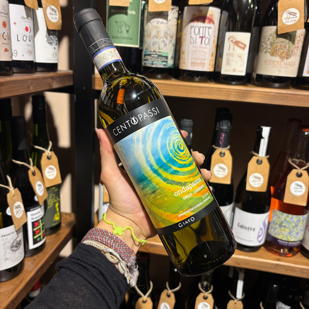 Bottiglia di Onda Pazza, vino bianco biologico Grillo e Catarratto di Centopassi.