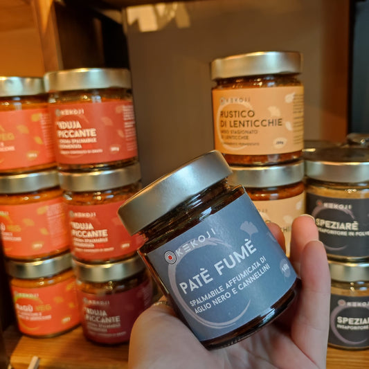 Vasetto di Patè Fumè Kekoji da 140 g, spalmabile affumicata di aglio nero e cannellini.