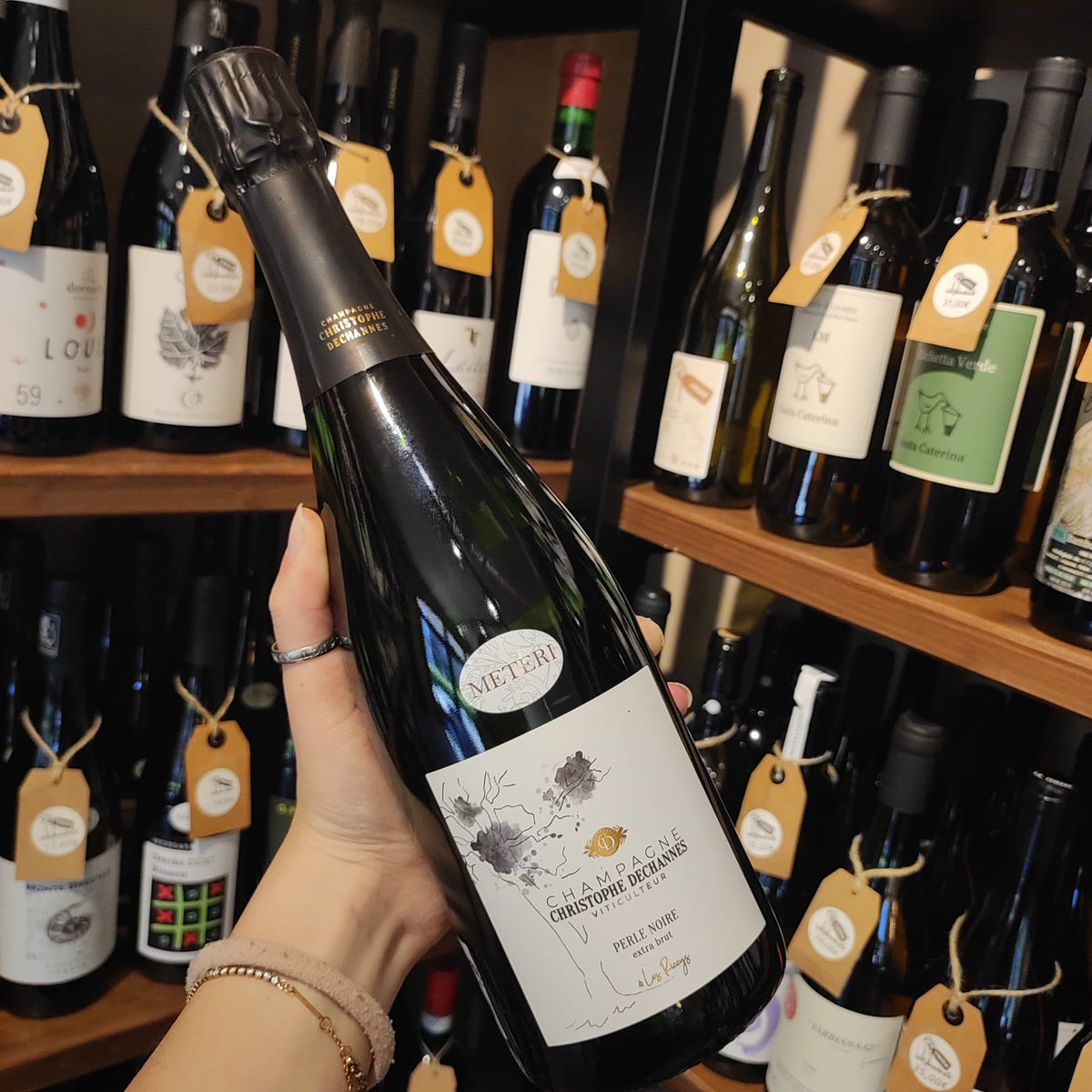 Bottiglia di Perle Noire Extra Brut, Champagne di Christophe Dechannes.