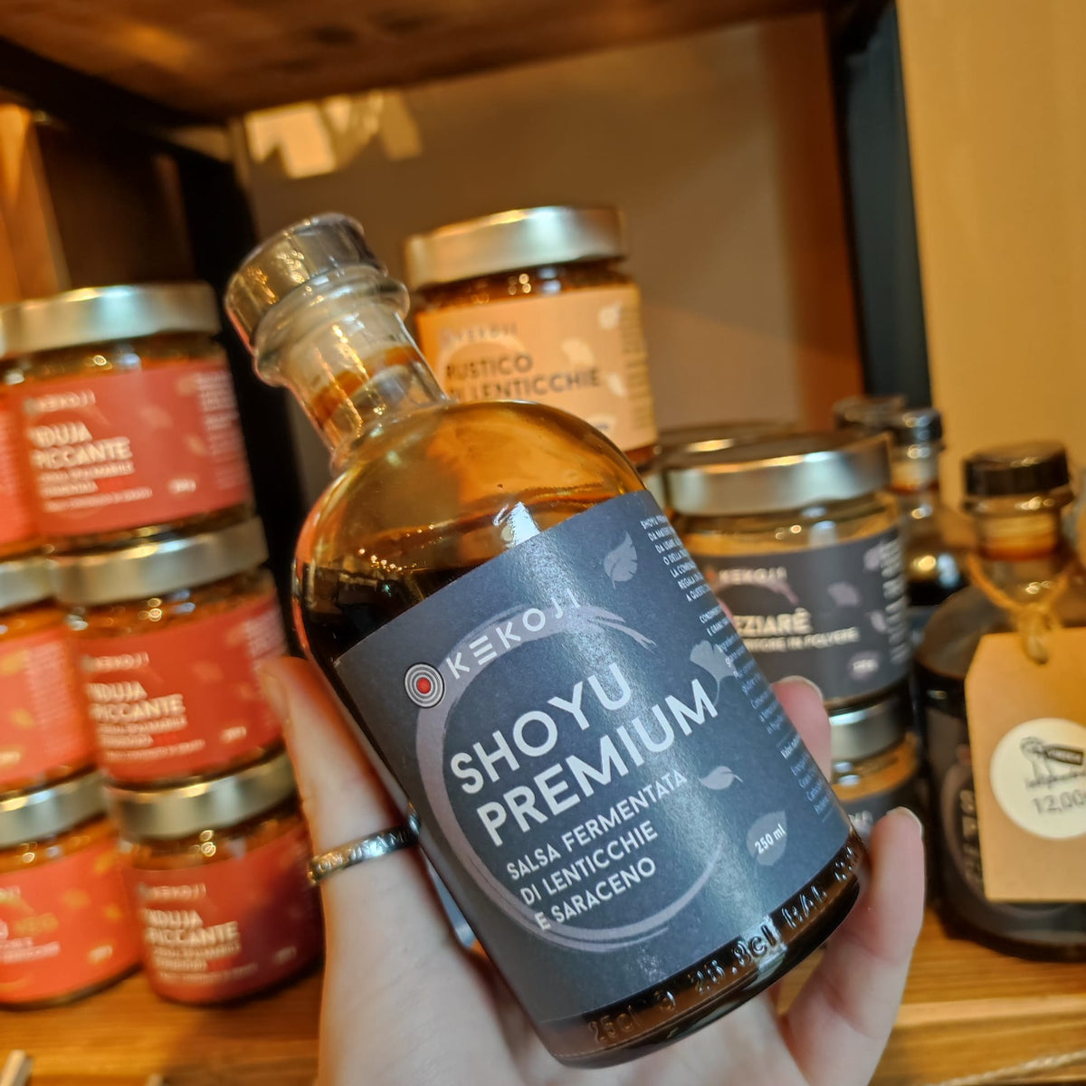 Bottiglia di Shoyu Premium Kekoji, salsa fermentata di lenticchie e grano saraceno da 250 ml.