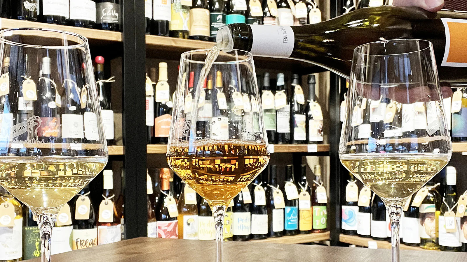 immagine di vino macerato che viene versato in tre calici