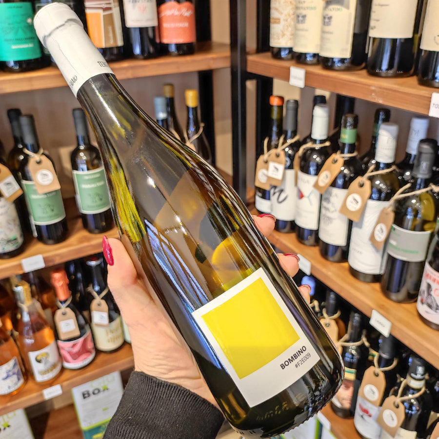 Bottiglia di vino Bombino Bianco pugliese su sfondo neutro